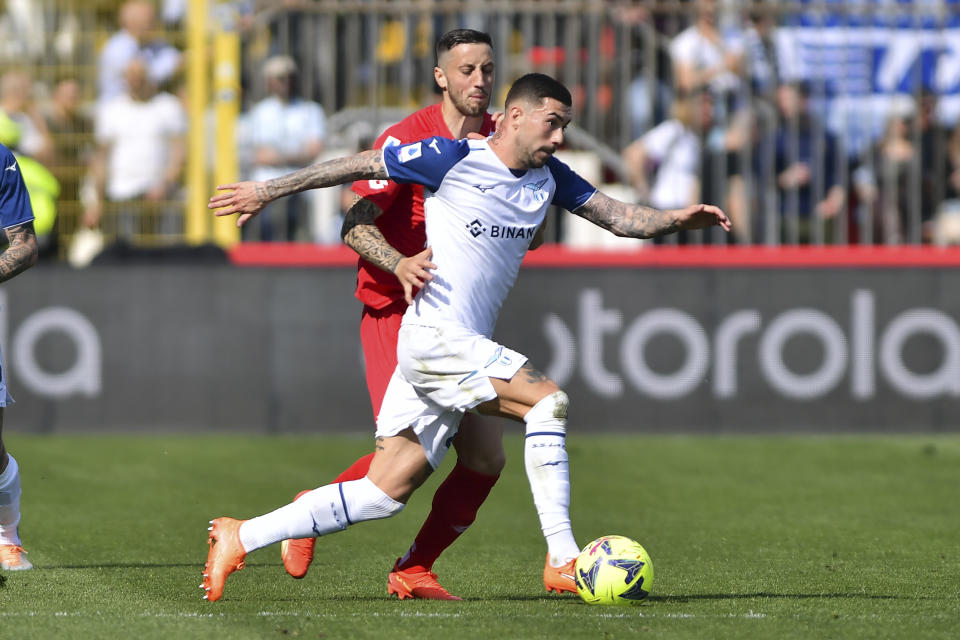 Mattia Zaccagni de la Lazio pelea por el balón con Patrick Ciurria del Monza en el encuentro de la Serie A el domingo 2 de abril del 2023. (Claudio Grassi/LaPresse via AP)