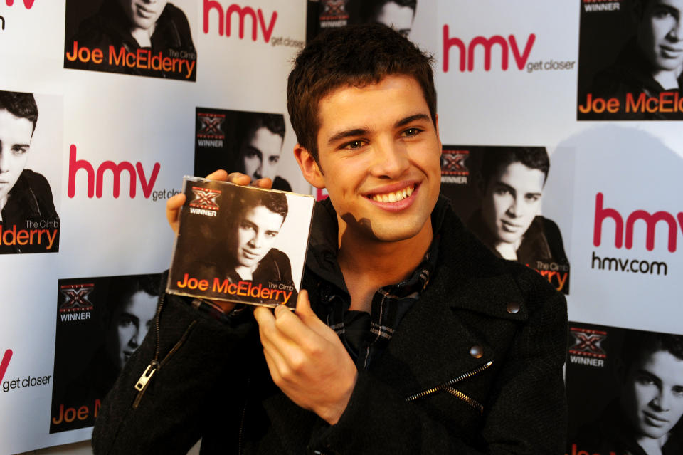 Le gagnant du facteur X Joe McElderry lors d'une séance de signature de CD de son premier single The Climb au magasin HMV de King Street dans sa ville natale de South Shields, dans le sud de Tyneside.  (Photo par Owen Humphreys/PA Images via Getty Images)