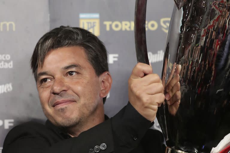 El trofeo del Torneo 2021 en manos de Marcelo Gallardo, que poco después de las celebraciones en el Monumental dio a entender que está más cerca que nunca de abandonar River.