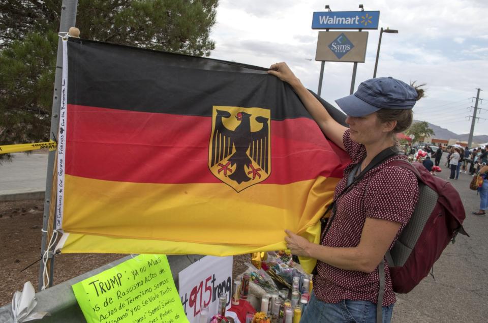 <span>Eine Frau zeigt in Gedenken an den in El Paso (Texas, USA) erschossenen Deutschen Alexander Hoffmann am 6. August 2019 eine Deutschlandfahne mit Bundeswappen darauf. Dessen Schild läuft spitz zu, der Adler schaut nach links. </span><div><span>Mark RALSTON</span><span>AFP</span></div>