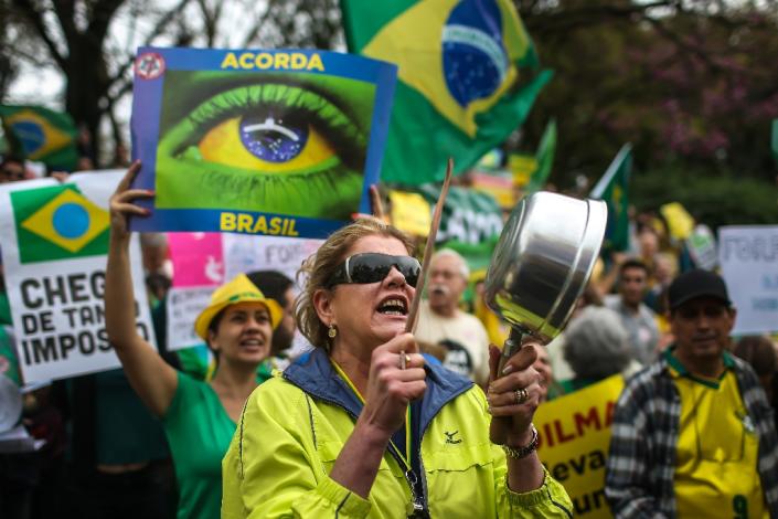 Demonstrators protest against Brazilian President Dilma Rousseff and the ruling Workers Party in Porto Alegre, Brazil on August 16, 2015 (AFP Photo/Jefferson Bernardes)