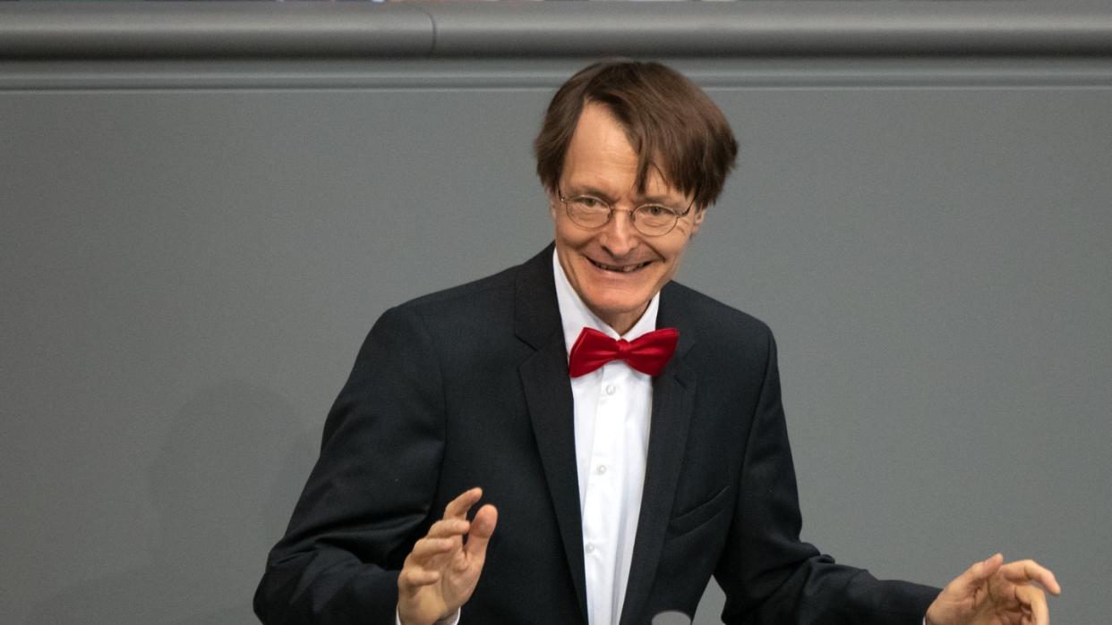 SPD-Fraktionsvize und Gesundheitsexperte Karl Lauterbach spricht im Bundestag. Foto: Ralf Hirschberger