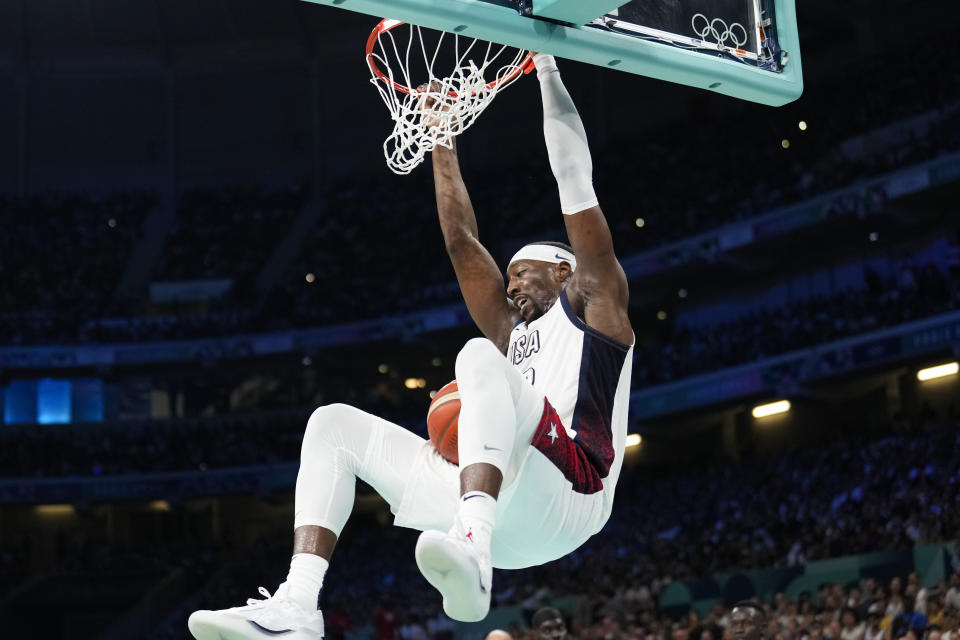 Bam Adebayo, dari Amerika Serikat, memasukkan bola ke ring saat melawan Sudan Selatan dalam pertandingan basket putra di Olimpiade Musim Panas 2024, Rabu, 31 Juli 2024, di Villeneuve-d'Ascq, Prancis. (Foto AP/Mark J. Terrill)