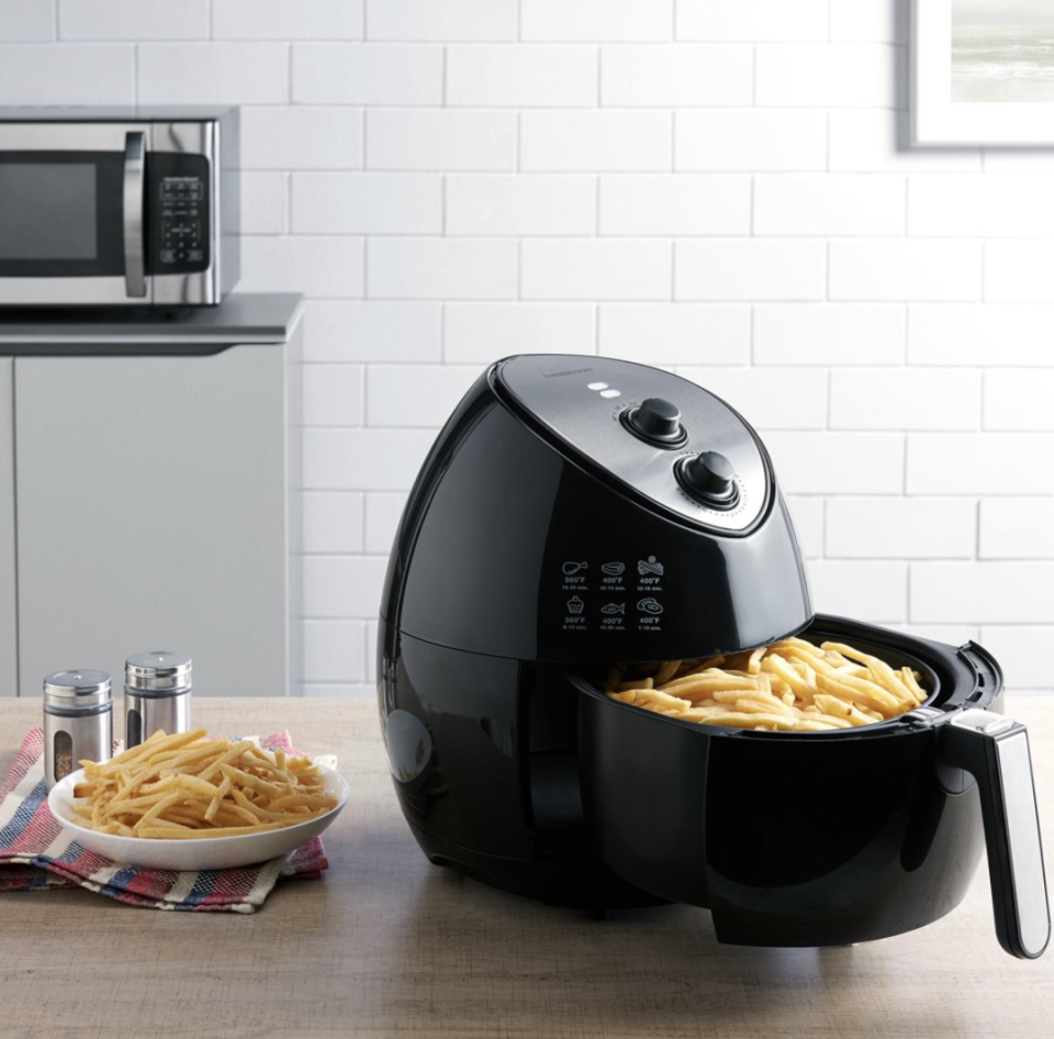 The Farberware 3.2 Quart Air Fryer makes it a joy to cook for family and friends. (Photo: Walmart)