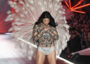 La modelo Adriana Lima hace una reverencia al despedirse en el desfile 2018 de Victoria's Secret en Pier 94 el jueves 8 de noviembre de 2018 en Nueva York. (Foto Evan Agostini/Invision/AP)