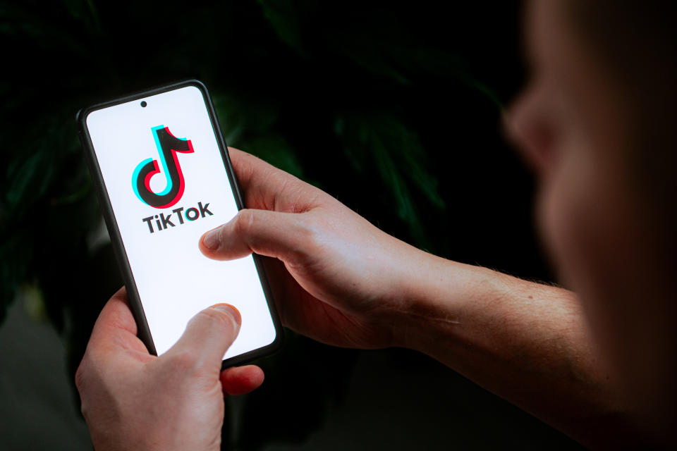 La compañía china de redes sociales lanzó el año pasado la versión estadounidense de TikTok Shop, una herramienta que busca igualar la facilidad de comprar en Amazon.com Inc. (Ilustración fotográfica de Mateusz Slodkowski/SOPA Images/LightRocket vía Getty Images)