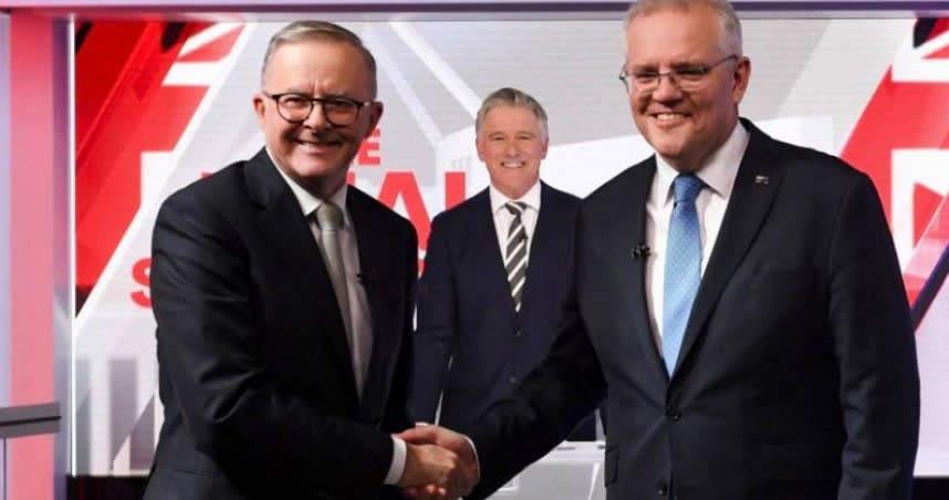 澳洲工黨領袖艾班尼斯（左）與澳洲總理兼自由黨國家黨盟莫里森（右）。（圖／達志／路透社）