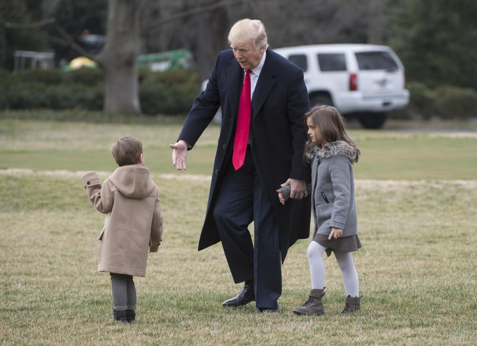 Donald Trump mit seinen Enkeln Joseph und Arabella auf dem Weg zum Präsidentenhubschrauber “Marine One”. (Bild: ddp)