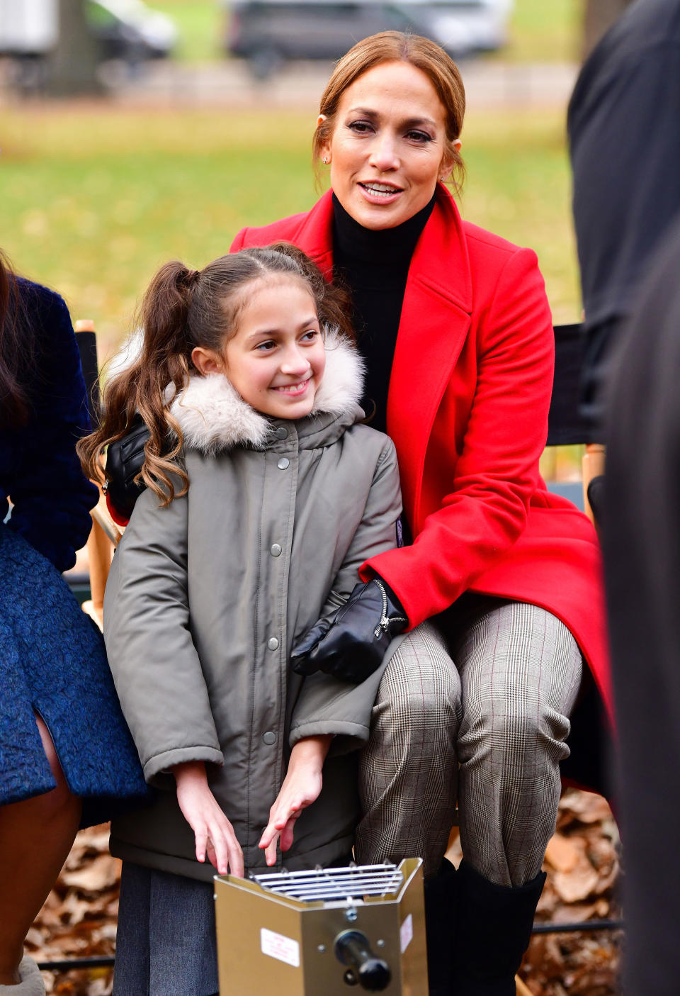 <p>Jennifer López fue captada en Central Park, en Nueva York, rodando escenas de su nueva película ‘Second Act’, y allí estuvo acompañada por sus bellos hijos Max y Emme, quienes quienes están enormes y muy parecidos a sus famosos papis/ Getty Images </p>