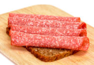 <p>Pour Manal Chouchane (nutritionniste dans une clinique), le salami fait partie des aliments à éviter : <em>« Je ne mange pas de viande comme le salami ou les saucisses de hot dog. Ils contiennent des additifs, des colorants artificiels et des acides gras trans. Ces ingrédients sont mauvais pour la santé car ils font monter le taux de cholestérol. »</em><br> Crédit photo : Getty Images </p>