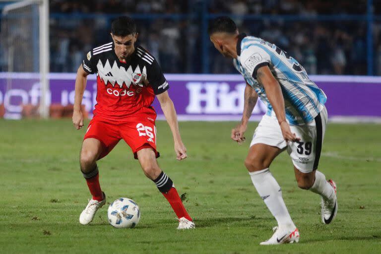 Nacho Fernández trata de controlar la pelota ante Orihuela