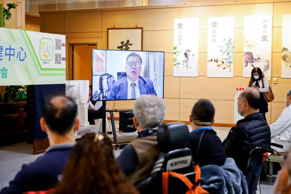 台灣尿失禁防治協會理事長廖俊厚醫師透過視訊祝福慈濟醫療法人成立脊損重建中心與傷友。