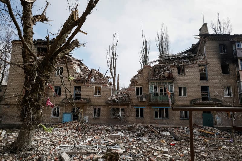 FOTO DE ARCHIVO: Un edificio residencial dañado por un ataque militar ruso, en medio del ataque de Rusia a Ucrania, en la ciudad de Avdiivka