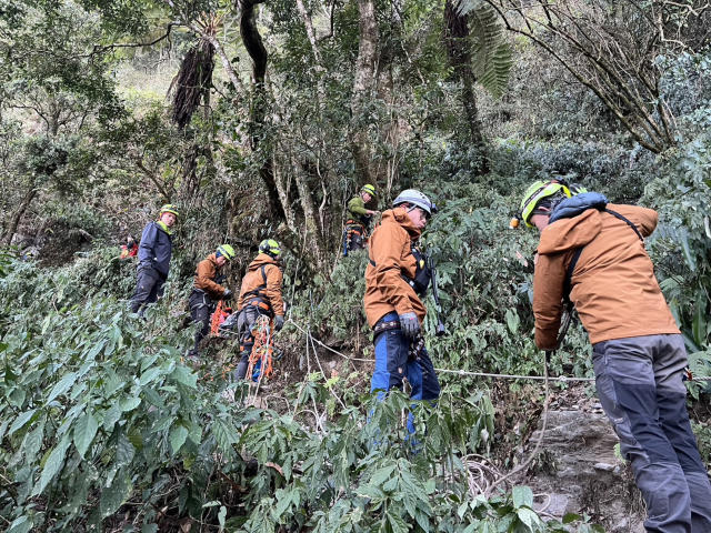 夫妻首登北大武山夫下山回頭跟妻說話墜80公尺深懸崖命危