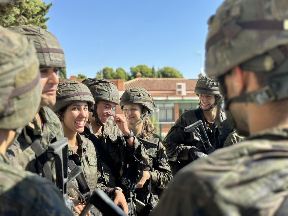 ZARAGOZA, ESPAÑA - 20 DE SEPTIEMBRE: En esta imagen proporcionada por la Casa Real, la Princesa Leonor de España (C) participa en un curso de entrenamiento militar en la Academia Militar General el 20 de septiembre de 2023 en Zaragoza, España. (Foto de Casa de S.M. el Rey/Casa Real Española vía Getty Images)