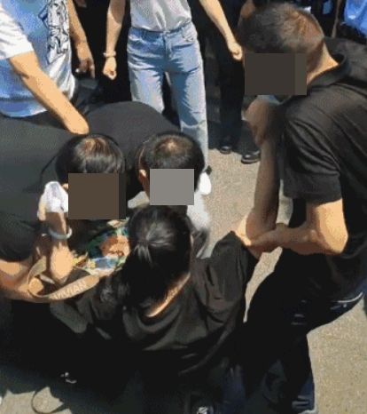 河南受害儲戶上街抗議卻遭圍毆，演變成暴力事件。（圖／翻攝自朋友叫我马大炮微博）