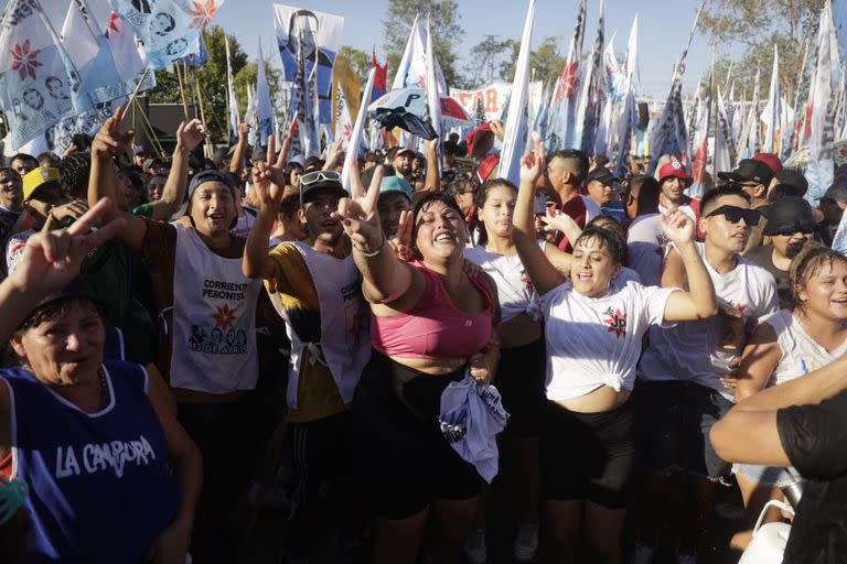 El color en el plenario de la militancia "Luche y Vuelve" en Avellaneda