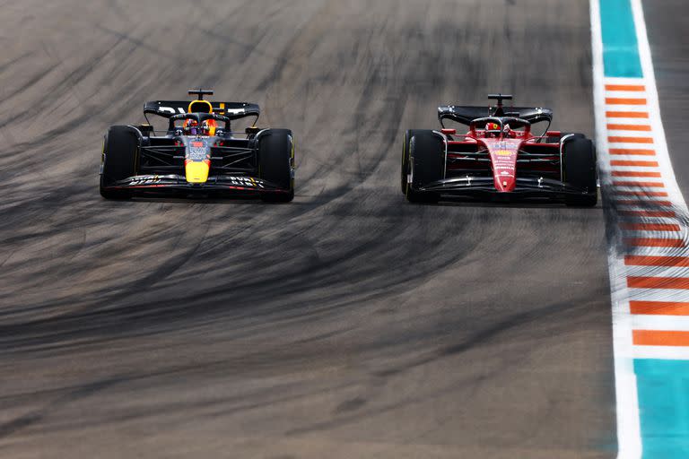 La maniobra que definió el gran premio: en el noveno giro, Max Verstappen adelanta a Charles Leclerc, salta a la cabeza de la carrera y se encaminará a la victoria