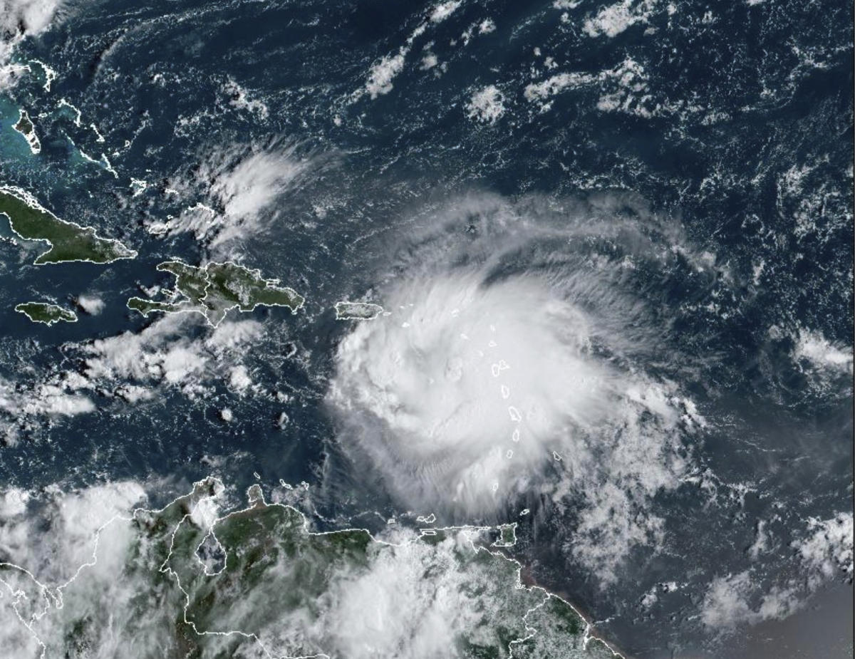 Пуерто Рико под ураганно наблюдение, докато TS Fiona наближава