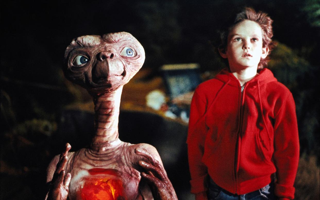 Ohne die Hilfe des kleinen Elliot (Henry Thomas) würde E.T. wohl nie wieder nach Hause finden. (Bild: Universal)