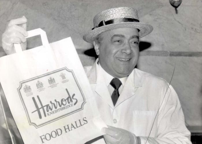 Mohamed Al-Fayed con una bolsa de Harrods 