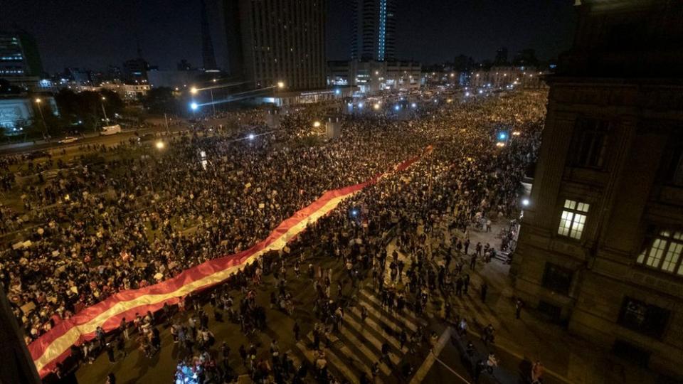 La manifestación más grande se llevó a cabo en Lima, donde la prensa local informó de más de 15.000 personas en la céntrica plaza San Martín.