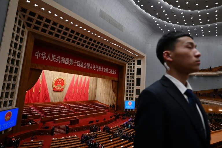 Un miembro del servicio de seguridad permanece en el Gran Palacio del Pueblo de Pekín tras la sesión inaugural del último Congreso Nacional del Pueblo, el 5 de marzo de 2024 en la capital china (Greg Baker)