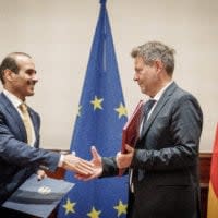 Saad Sherida Al-Kaabi (l), Staatsminister für Energie in Katar, steht neben Bundeswirtschaftsminister Robert Habeck (Bündnis 90/Die Grünen), bei der Unterzeichnung einer katarisch-deutschen Energiepartnerschaft.