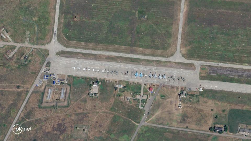 Auf diesem Foto des russischen Luftwaffenstützpunkts Primorsko-Achtarsk vom 17. August 2023 sind noch keine weißen Flugzeuge zu erkennen. - Copyright: Image © Planet Labs PBC