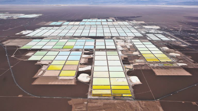 Vista de la mina de litio de Soquimich en el Salar de Atacama, en el norte de Chile