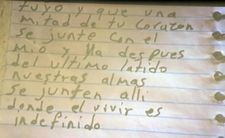 Una nota escrita por la viuda de uno de los siete trabajadores agrícolas que murieron en un accidente el 23 de febrero en una carretera rural del Condado de Madera se muestra durante la misa y servicio fúnebre en la sala polivalente de Kerman High School, el 9 de marzo de 2023.