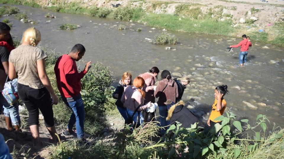 Los venezolanos cruzan hacia EE.UU. por el Río Bravo.