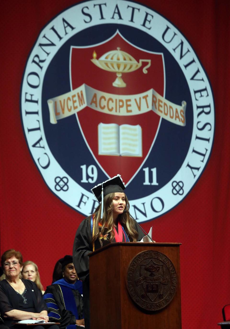 Daisy Soto-Hernández, quien se graduó como medallista de pregrado del decano de la Escuela de Educación Kremen de Fresno State, habló en la ceremonia de graduación, el 19 de mayo de 2023, en el Save Mart Center.