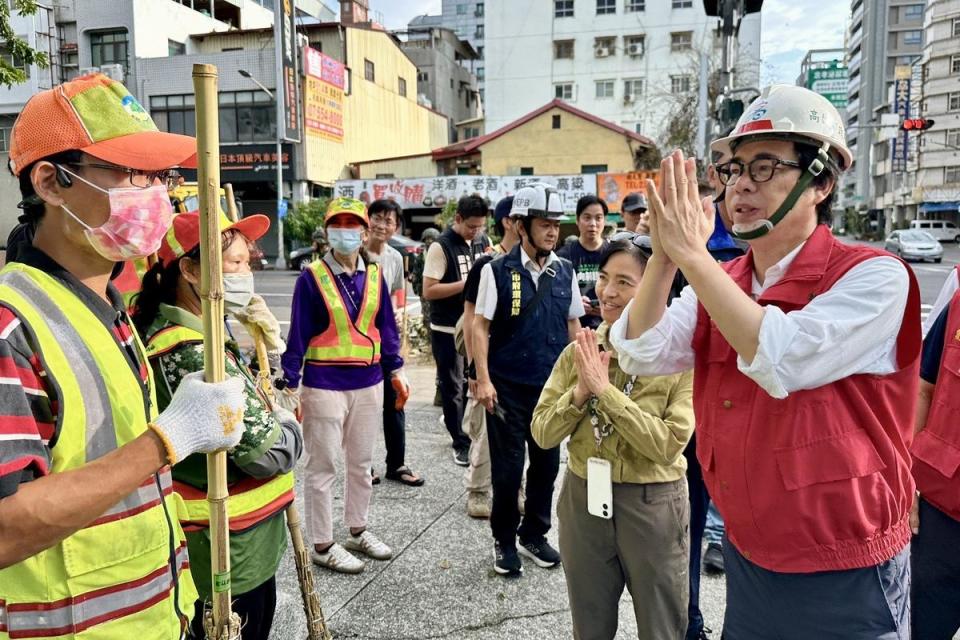 陳其邁(右一)感謝各界共同為校園重建加快腳步。   圖：高雄市教育局提供