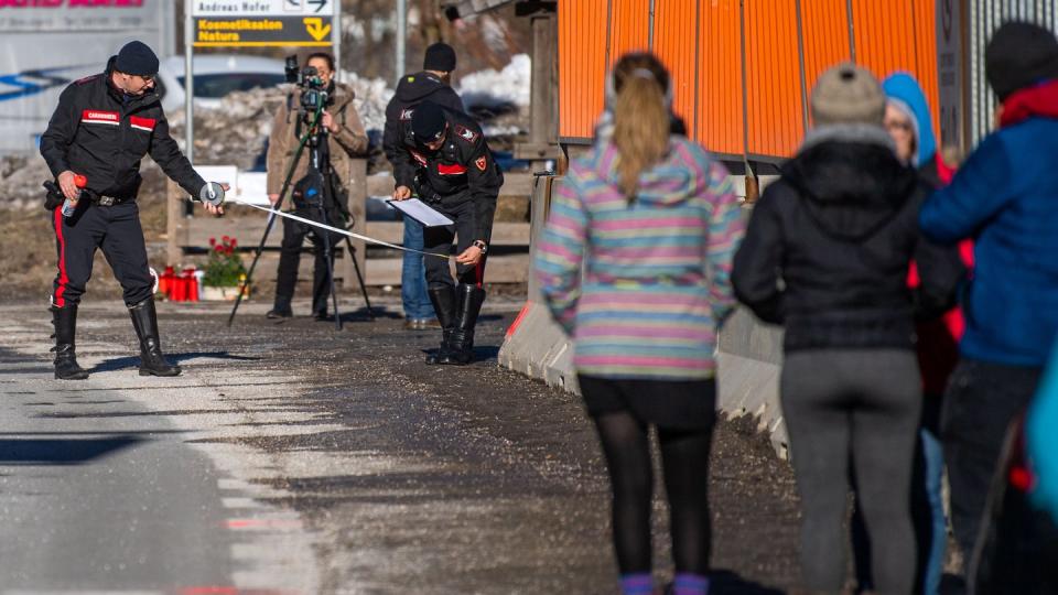 Einsatzkräfte der Carabinieri rekonstruieren in Luttach den Unfallhergang, während Teilnehmer einer Reisegruppe zusehen.