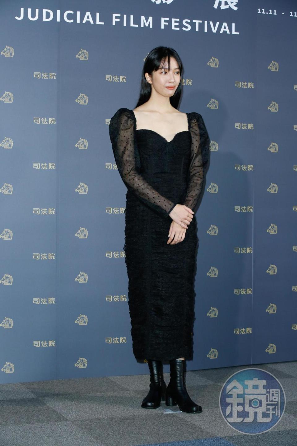 王渝萱在《該死的阿修羅》演出擁有數學天份的小太妹，一舉入圍金馬獎女配角。