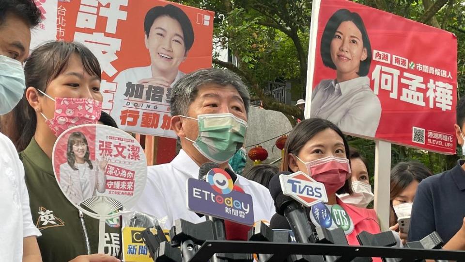 民進黨台北市長參選人陳時中今到慈惠堂參香。（圖／TVBS）