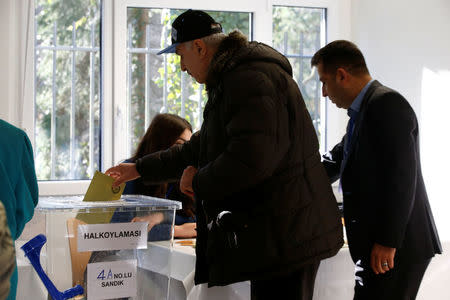 Turkish voters living in Germany cast their ballots on the constitutional referendum at the Turkish consulate in Berlin, Germany, March 27, 2017. REUTERS/Fabrizio Bensch