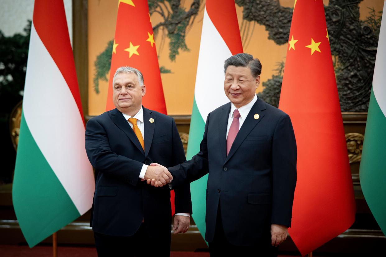 Chinas Präsident Xi Jinping (r.) und Ungarns Ministerpräsident Viktor Orbán pflegen eine enge Beziehung. - Copyright: picture alliance / ASSOCIATED PRESS | Zoltan Fischer