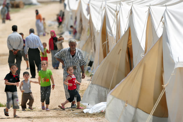 <b>Humanitäre Katastrophe in Syrien</b><br><br>Das UN-Flüchtlingshilfswerk (UNHCR) will die Hilfsgelder für aus Syrien vertriebene Menschen auf 33 Millionen Euro verdoppeln. Frankreichs und Italiens Außenminister warnten vor Gefahren für Europa wie Waffenhandel und illegale Einwanderung, sollte man das Problem nicht in den Griff bekommen. (Bild: AFP)