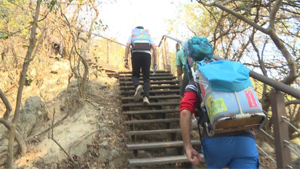 柴山新登山口啟用　　高雄運發局長體驗當「奉茶隊」