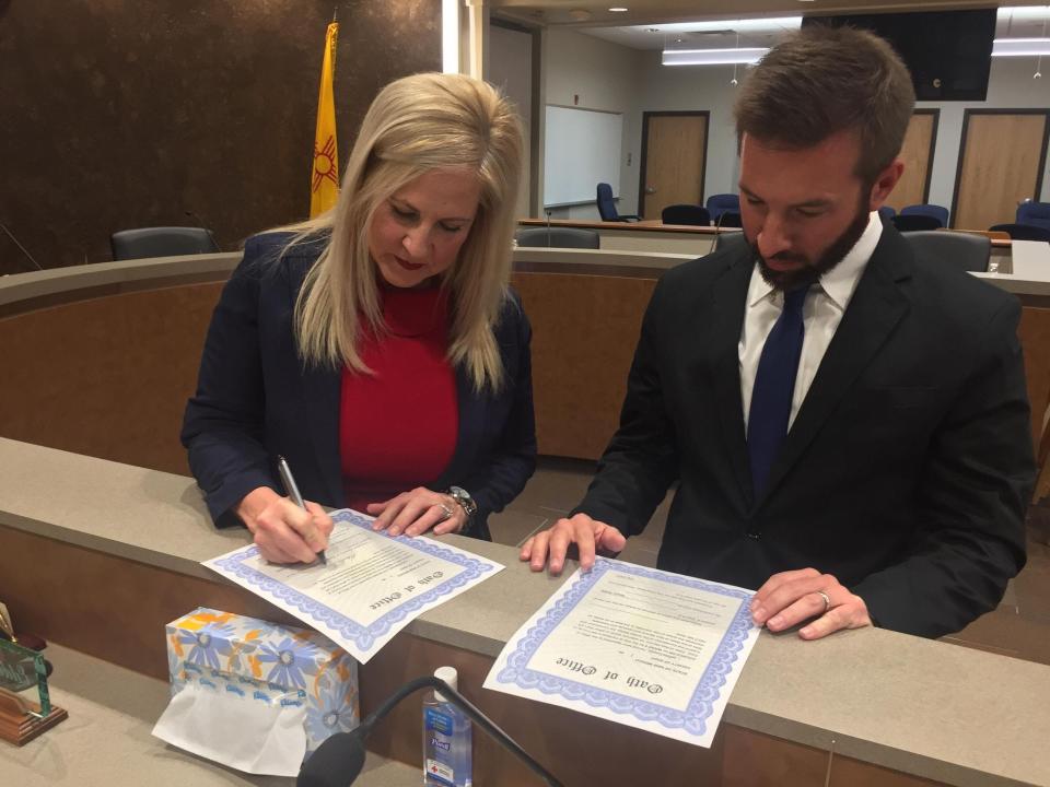 Karla Niemeier (left) and Jeff Forrest sign their oaths of office after being sworn to the Carlsbad City Council on Jan. 3, 2022.