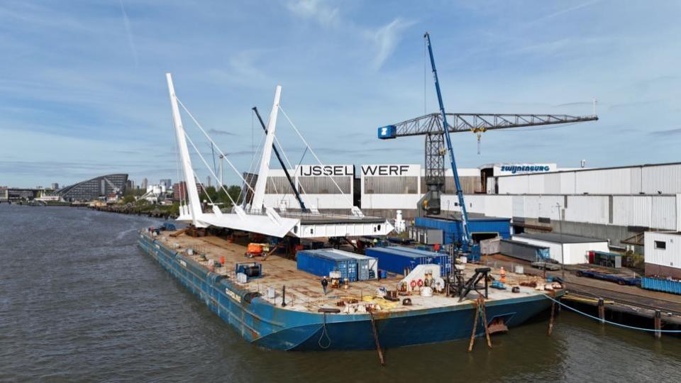 Glasgow Times: The structure leaving Rotterdam