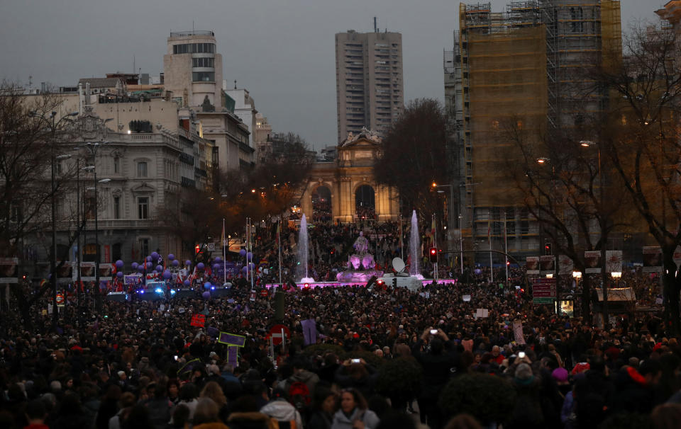 <p>Panorámica general del centro de Madrid, con la Cibeles y la Puerta de Alcalá al fondo, abarrotadas de mujeres (REUTERS/Susana Vera) </p>