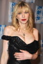 Otro vestido que se rehusaba a mantenerse en su sitio fue el que <b>Courtney Love</b> eligió para un evento de gala en Beverly Hills. Love tuvo que recurrir a esta incómoda pose durante gran parte de la noche, para evitar percances.