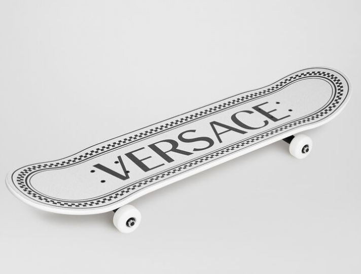 Eine Version des Skateboards ist bereits ausverkauft. (Bild: Versace/Online Shop)