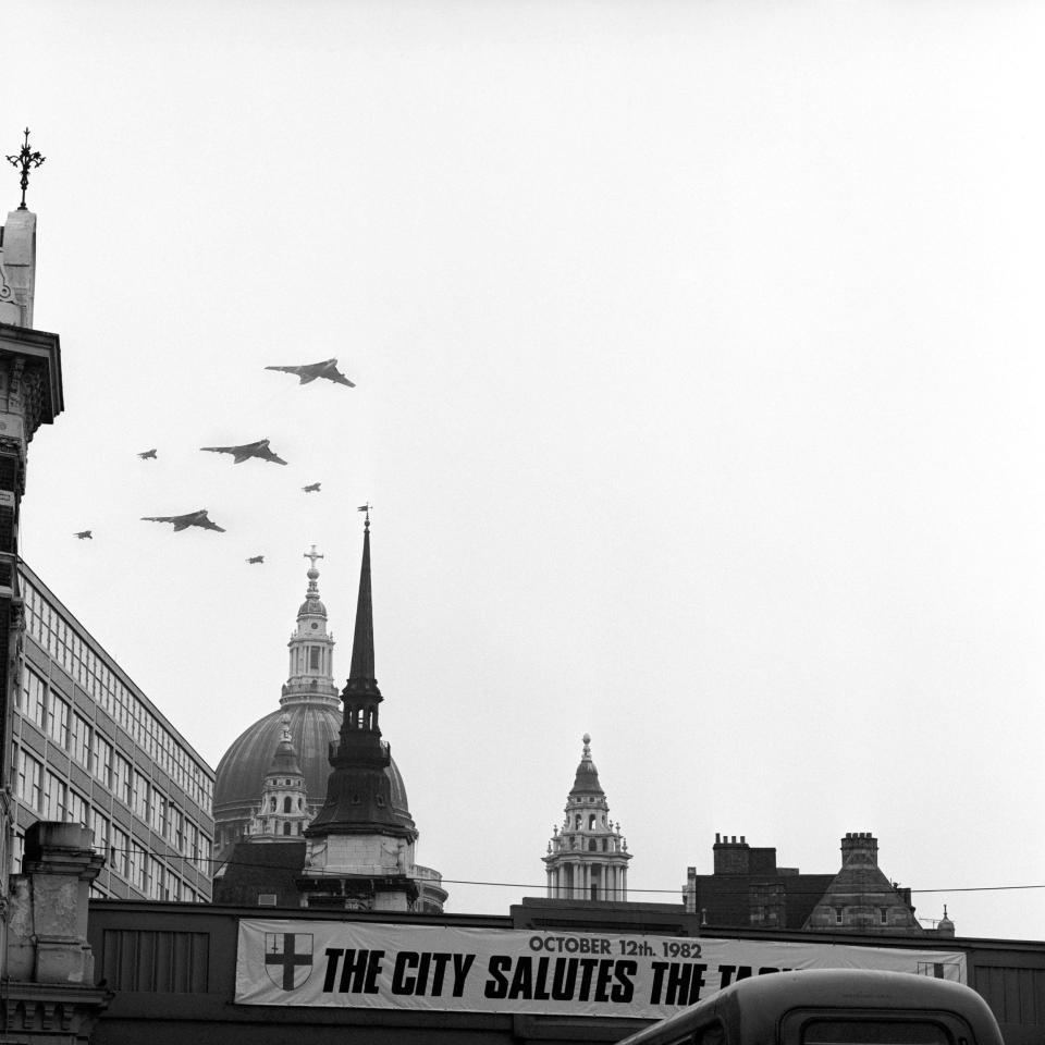 Three Victor tankers flanked by Harriers and Sea Harriers at the Falklands victory fly-past over the City of London in October 1982 - Alamy