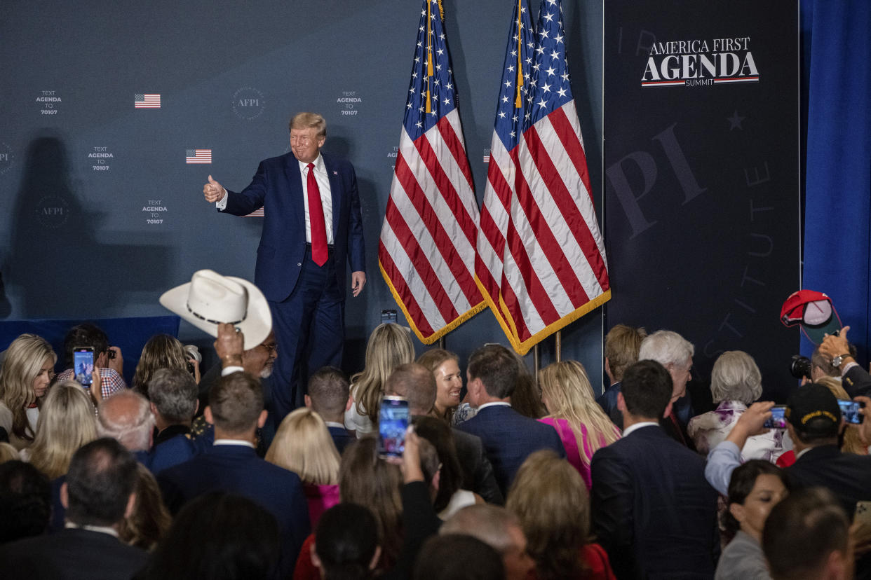 El expresidente Donald Trump levanta el dedo pulgar durante su conferencia magistral en la cumbre del America First Policy Institute, en el Hotel Marriott de Washington, el 26 de julio de 2022. (Haiyun Jiang/The New York Times)