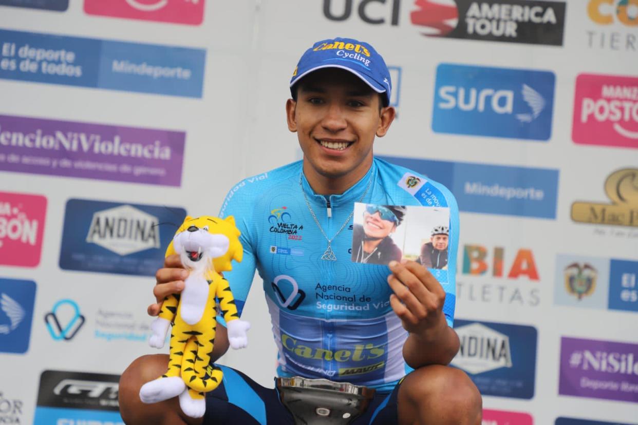 Edgar Cadena celebra mostrando la foto de su novia Fernanda (fallecida en un accidente vial en bicicleta) después de conseguir la victoria en una de la etapa reina de la Vuelta a Colombia (Foto: Corteisa equipo Canelas -ZeroUno)