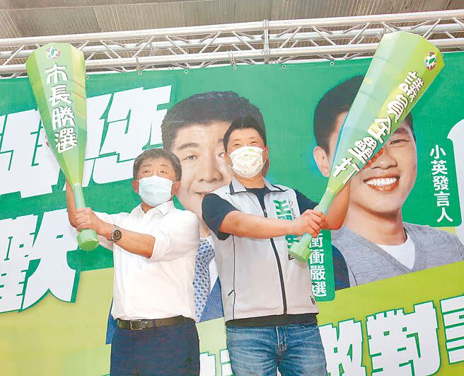 民進黨台北市長參選人陳時中（左）7日出席大安文山的「阿中與你相見歡」活動。（陳君瑋攝）